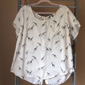 Giraffes! Super cute top from Torrid Size 1
